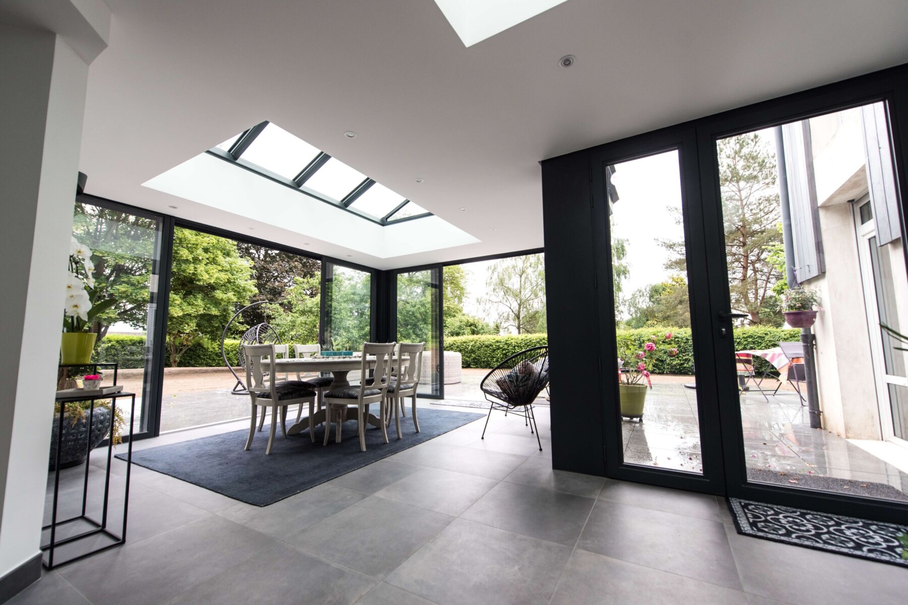 intérieur d'extension de maison en normandie avec un puit de lumière en diamant gamme extanxia