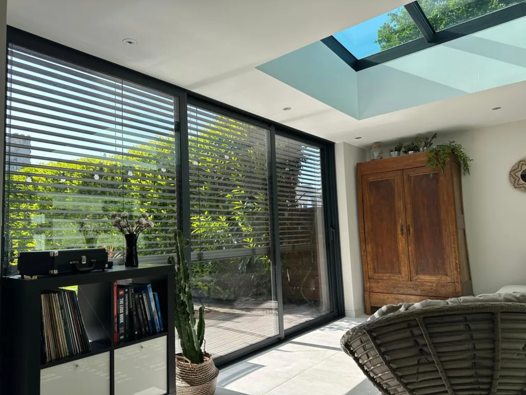 extension normandie concept alu. Intérieur d'uen extension de maison extanxia avec des stores