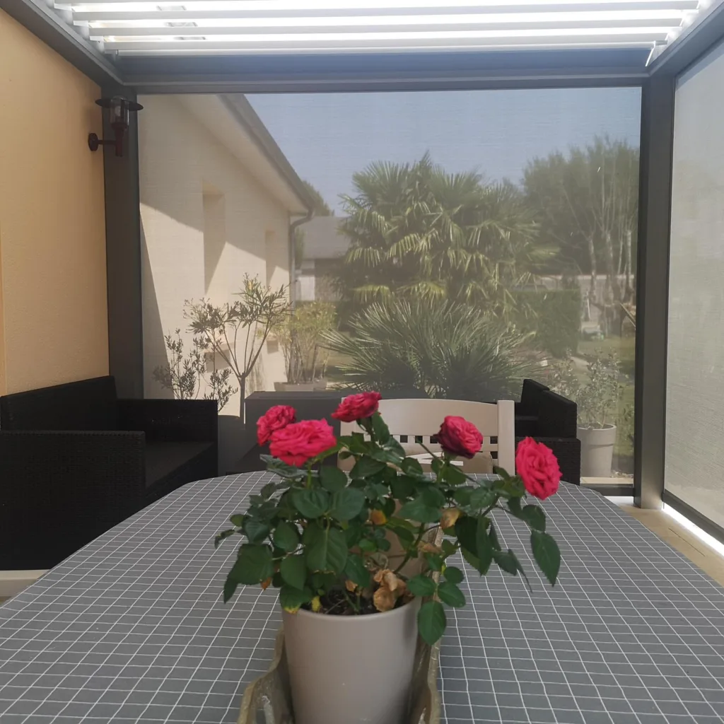 pergola bioclimatique vue de l'intérieur avec des stores