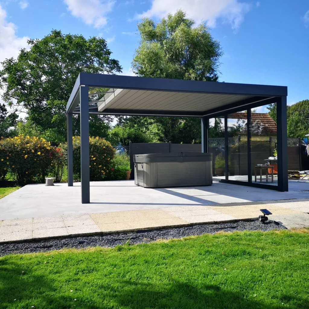 pergola bioclimatique normandie concept alu posée sur une terrasse au-dessus d'un jacuzzi