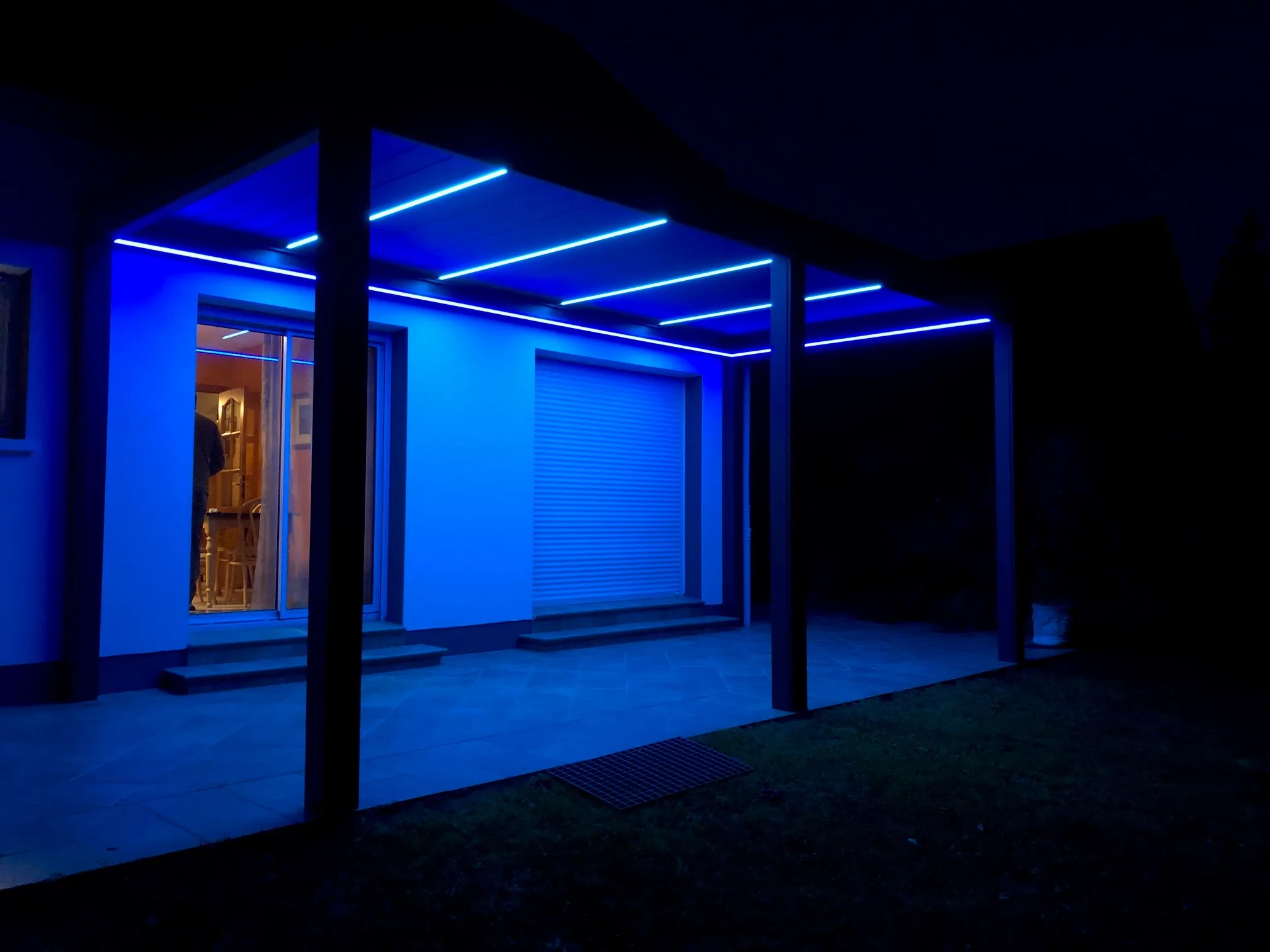 pergola bioclimatique concept alu avec des rubans led sur le pourtour des lames